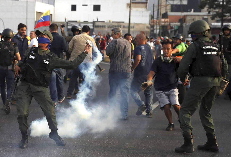 Nepokoje ve Venezuele: Střet mezi příznivci vlády prezidenta Nicoláse Madura a podporovateli opozice (30. 4. 2019)