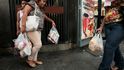 Venezuelané skupují zbytky zásob