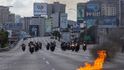 Protivládní protesty ve Venezuele - na snímku milice věrná Nicolásovi Madurovi Protivládní protesty ve Venezuele - na snímku milice věrná Nicolásovi Madurovi