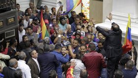 Venezuelský parlament rokoval o postavení prezidenta před soud.