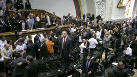 Venezuelský parlament rokoval o postavení prezidenta před soud.