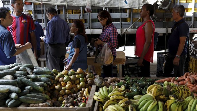 Lidé ve Venezuele čekají dlouhé fronty, potravin je nedostatek