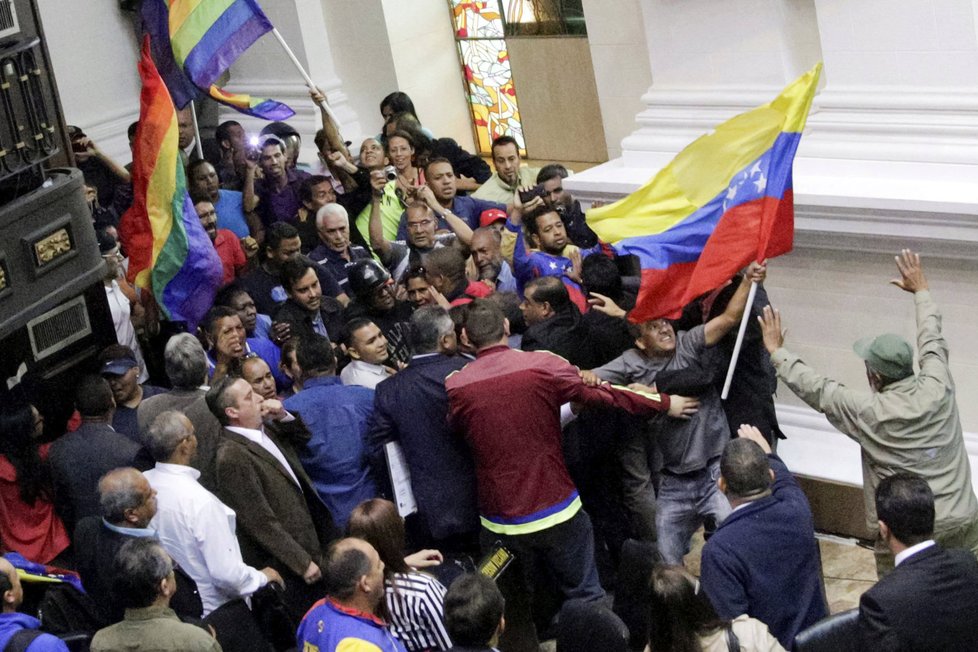 Venezuelský parlament rokoval o postavení prezidenta před soud.
