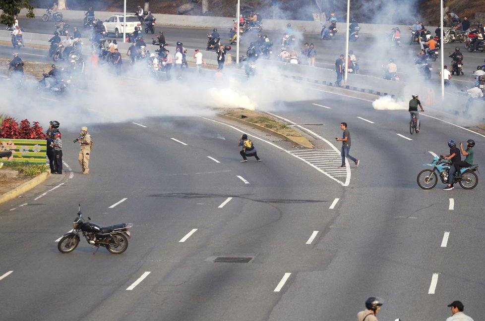 Nepokoje ve Venezuele: Střet mezi příznivci vlády prezidenta Nicoláse Madura a podporovateli opozice (30. 4. 2019)