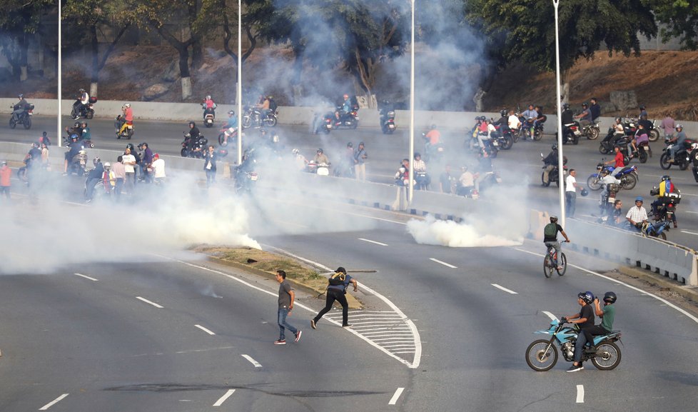 Nepokoje ve Venezuele: Střet mezi příznivci vlády prezidenta Nicoláse Madura a podporovateli opozice (30. 4. 2019)