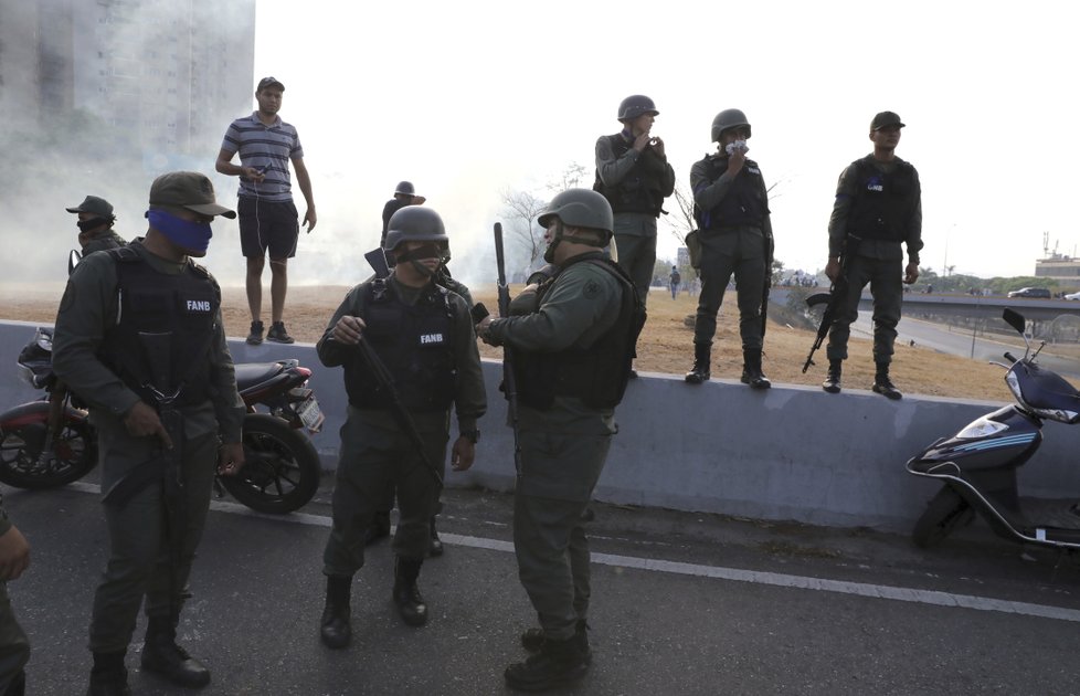 Nepokoje ve Venezuele: Střet mezi příznivci vlády prezidenta Nicoláse Madura a podporovateli opozice (30.4 2019)