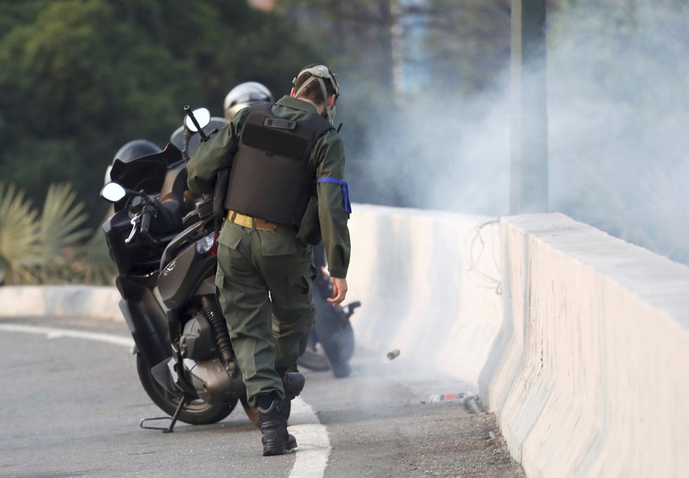 Nepokoje ve Venezuele: Střet mezi příznivci vlády prezidenta Nicoláse Madura a podporovateli opozice (30. 4. 2019)