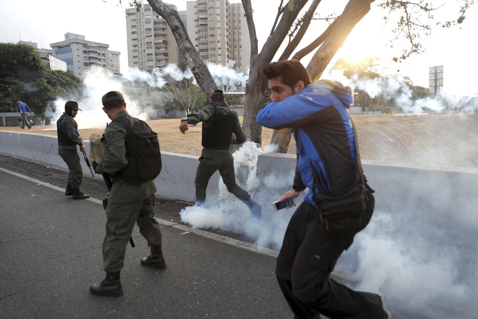 Nepokoje ve Venezuele: Střet mezi příznivci vlády prezidenta Nicoláse Madura a podporovateli opozice (30. 4. 2019)