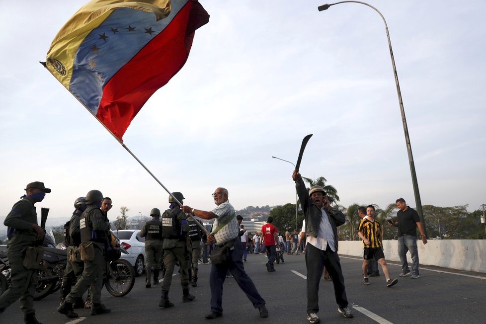 Nepokoje ve Venezuele: Střet mezi příznivci vlády prezidenta Nicoláse Madura a podporovateli opozice (30. 4. 2019)