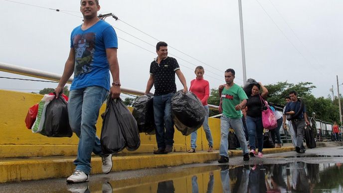 Venezuelané vyrazili přes hranici na nákupy do Kolumbie