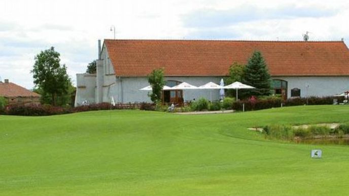 Venkovský ráz. Klubovna Golf & Country Clubu Mstětice je umístěna v zrekonstruovaném hospodářském stavení