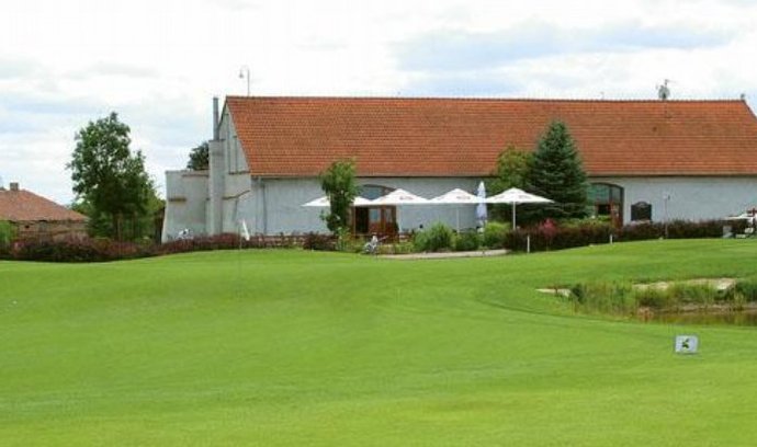 Venkovský ráz. Klubovna Golf & Country Clubu Mstětice je umístěna v zrekonstruovaném hospodářském stavení