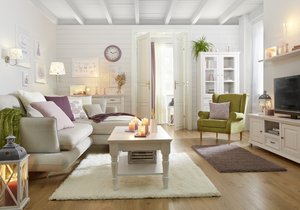 Obýváku ve stylu severského venkova sluší bílý nábytek a pastelové textilie.