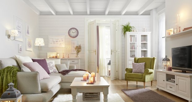 Obýváku ve stylu severského venkova sluší bílý nábytek a pastelové textilie.