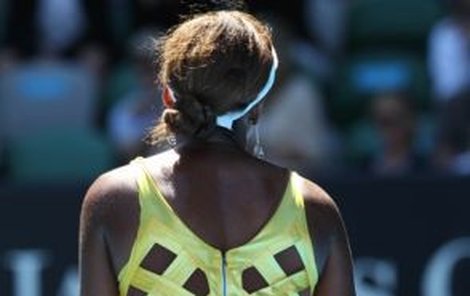 Pohádková Alenka? Spíš striptérka! Americká tenistka Venus Williamsová vystrkuje na kurtu zadek.