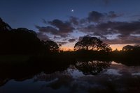 Nádherný úkaz na večerní obloze: Venuše uprostřed zvířetníkového světla je viditelná pouhým okem