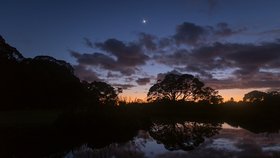 Nádherný úkaz na večerní obloze: Venuše uprostřed zvířetníkového světla je viditelná pouhým okem