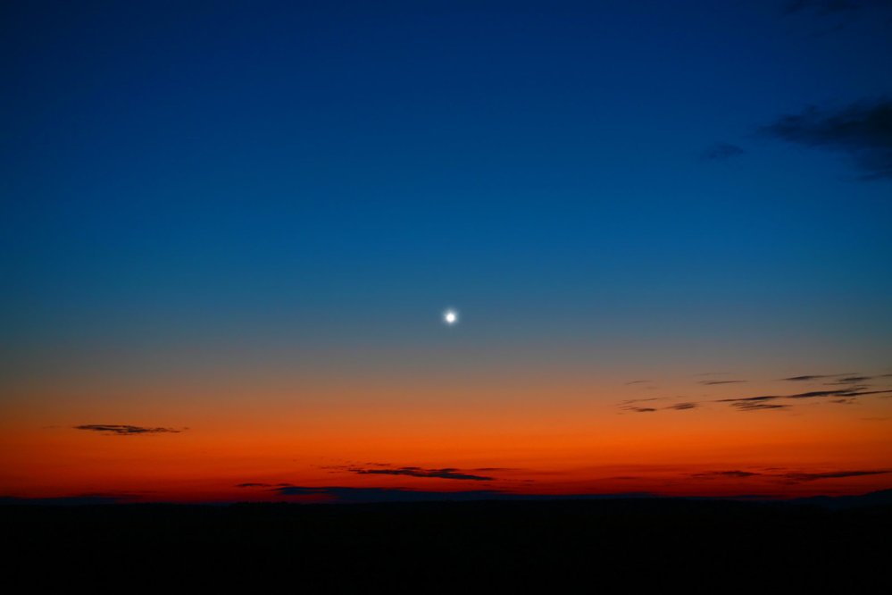 Venuši je během západu Slunce dobře vidět