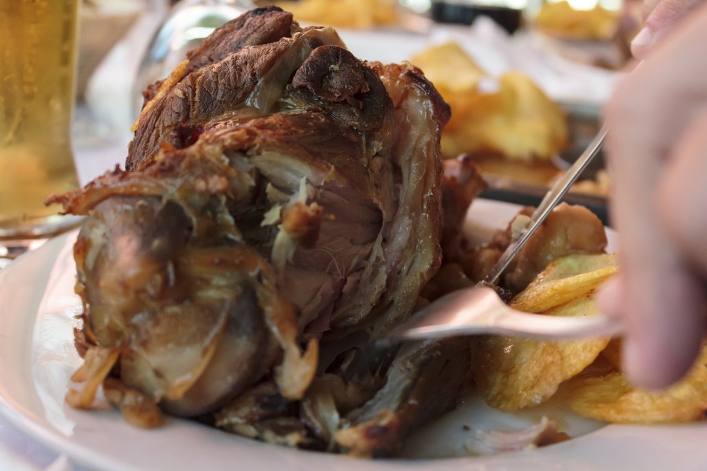 Ať ho připravíte na grilu nebo v troubě, díky pivu a marinádě bude parádně měkké