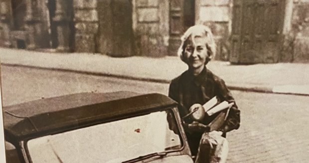 Věra Běhalová měla z komunistických lágrů zničené zdraví, jako invalidní měla nárok na vozidlo velorex.