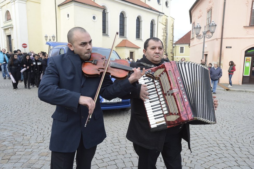 Obřad provází hudebníci