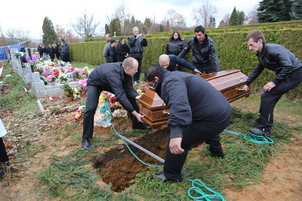 Pohřeb zesnulého manžela Věry Bílé 