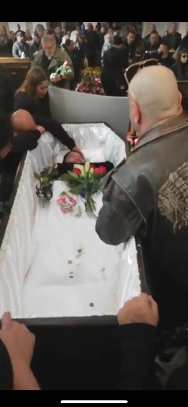 Ještě před koncem obřadu začali dávat smuteční hosté na sociální sítě své fotografie z pohřbu Věry Bílé.