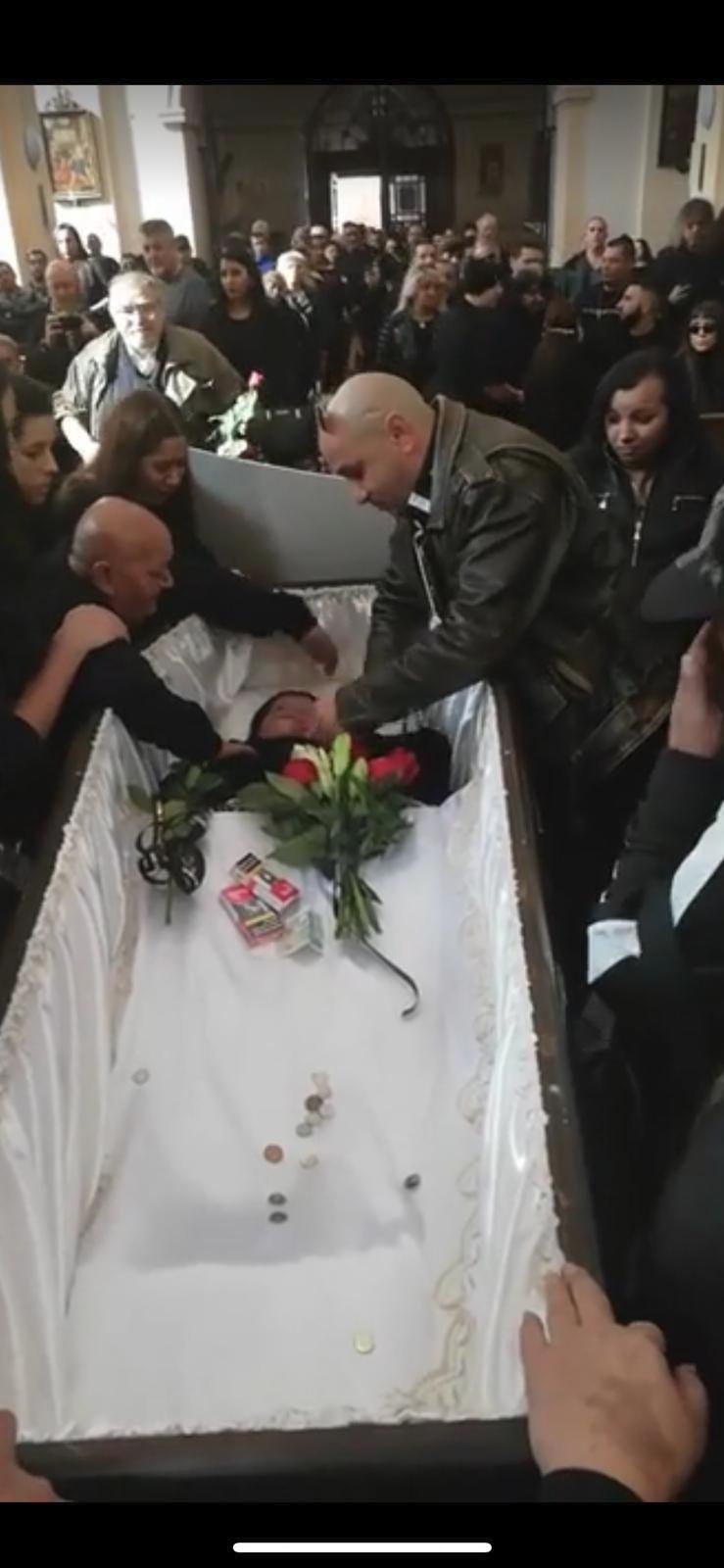 Ještě před koncem obřadu začali dávat smuteční hosté na sociální sítě své fotografie z pohřbu Věry Bílé.