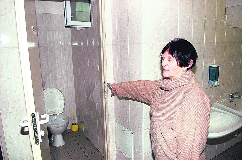 Pokladní na veřejných záchodcích ukazuje Blesku, kde našli policisté mrtvého Františka