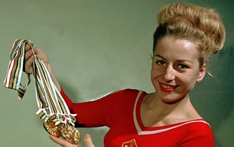Věra Čáslavská pózuje se zlatými medailemi z olympiády v Tokiu 1964.