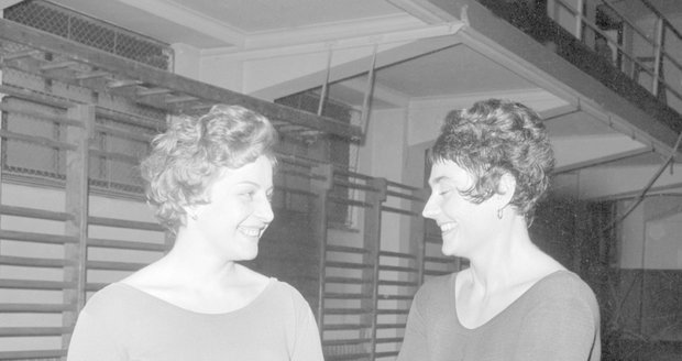 Věra Čáslavská (vlevo) Evě Bosákové bezmezně věřila a měla ji za svůj vzor. Kdyby znala pravdu, přátelství zrozené při společných trénincích by asi vzalo rychle za své...