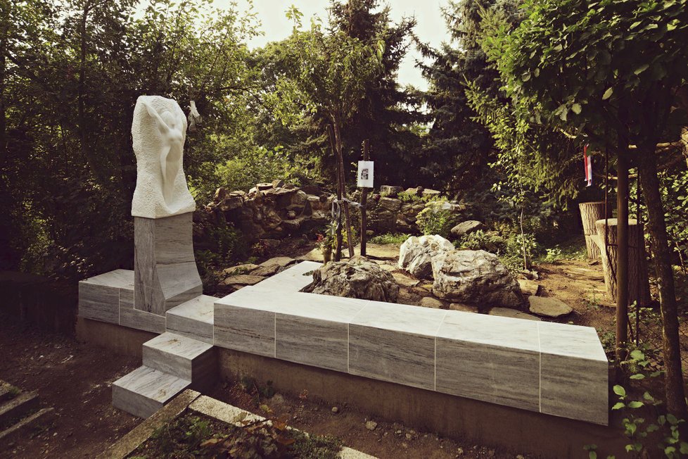 Hrob Věry Čáslavské je pozoruhodná stavba.