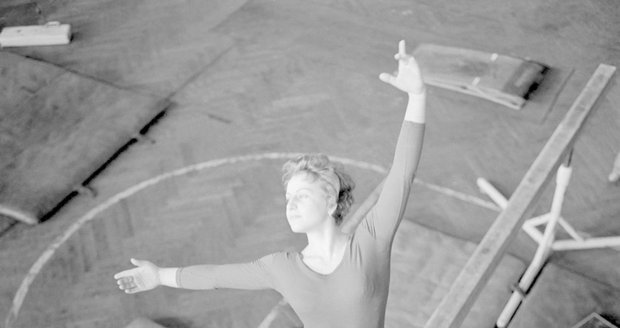 Věra Čáslavská trénovala na výjimečné klopené běžecké dráze v Paláci YMCA.