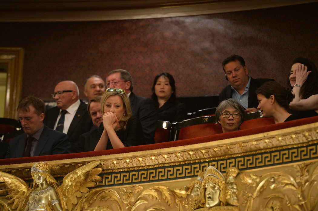 Kateřina Jacques a Martin Bursík na posledním rozloučení s Věrou Čáslavskou.