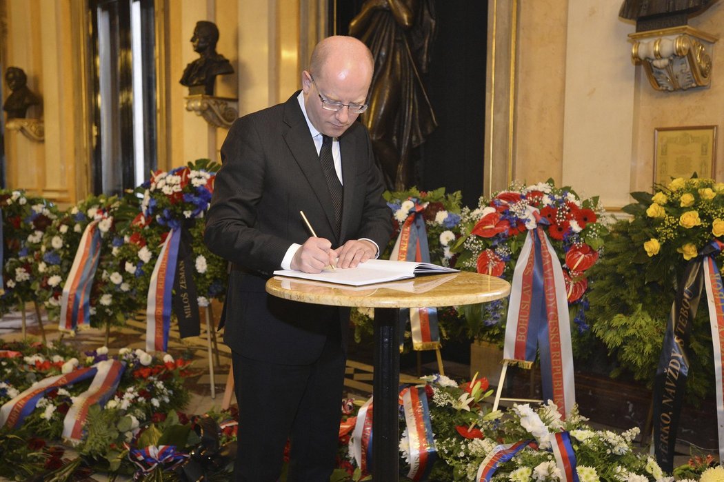 Premiér Bohuslav Sobotka na posledním rozloučení s Věrou Čáslavskou.