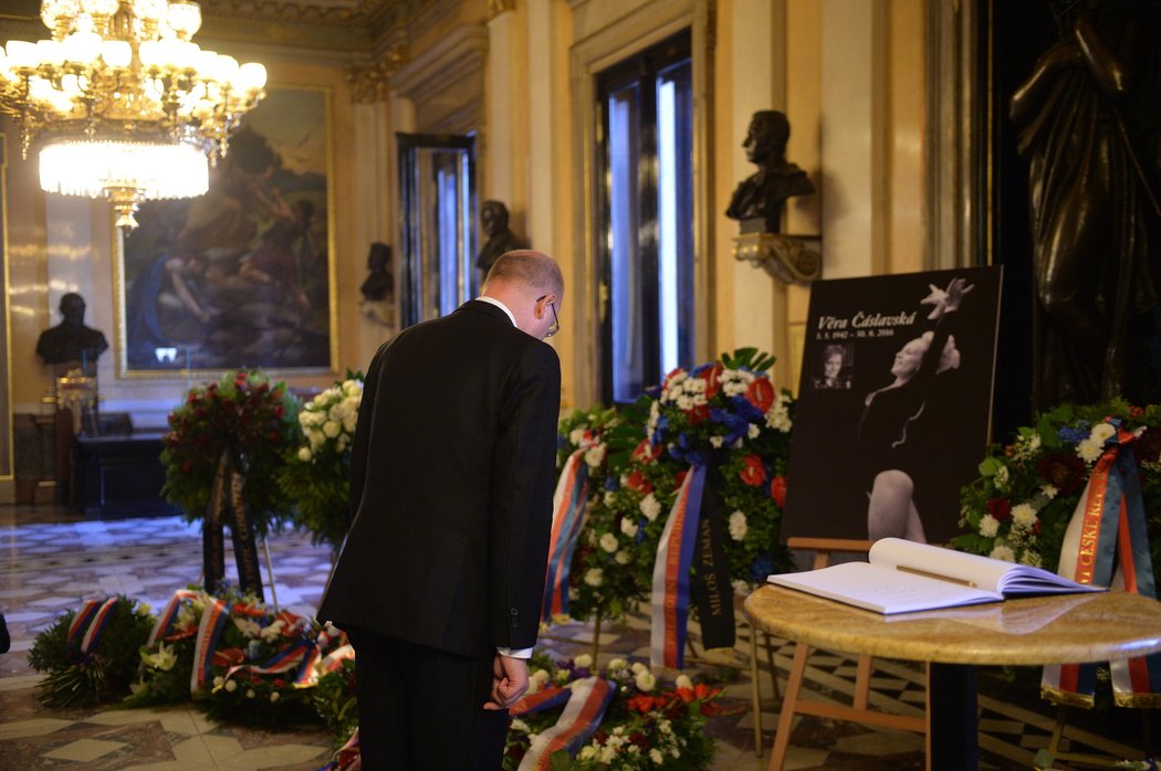 Premiér Bohuslav Sobotka na posledním rozloučení s Věrou Čáslavskou.