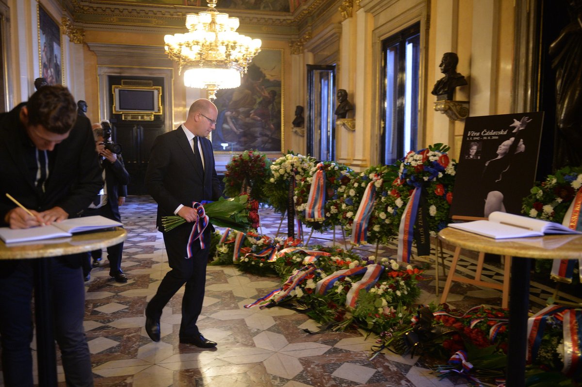 Premiér Bohuslav Sobotka na posledním rozloučení s Věrou Čáslavskou.