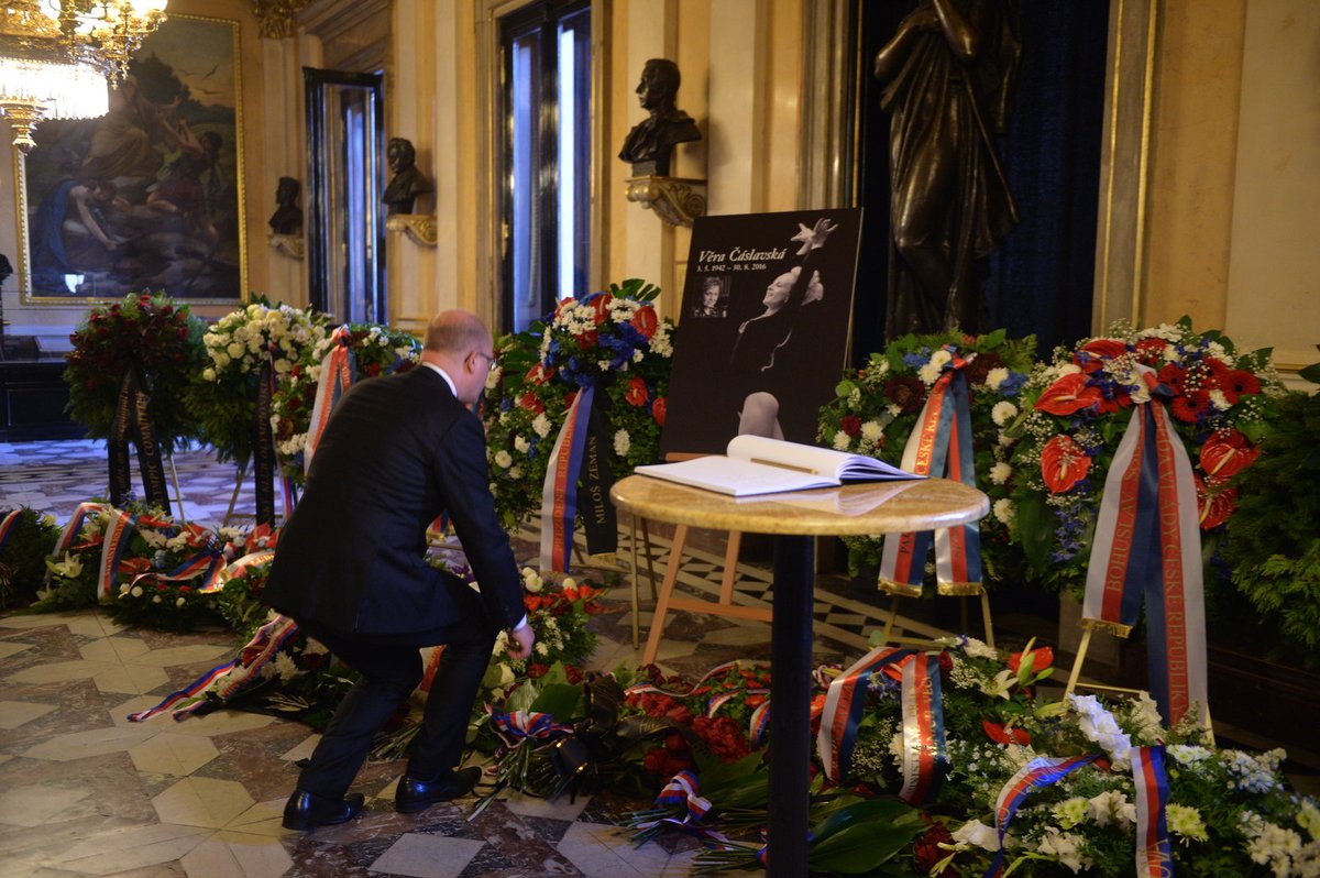 Premiér Bohuslav Sobotka na posledním rozloučení s Věrou Čáslavskou.