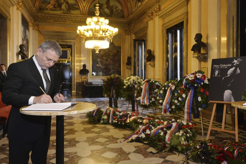 Ministr zahraničí Lubomír Zaorálek na posledním rozloučení s Věrou Čáslavskou