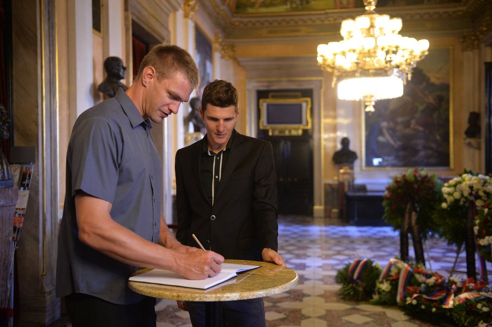 Veslař Ondřej Synek na posledním rozloučení s Věrou Čáslavskou