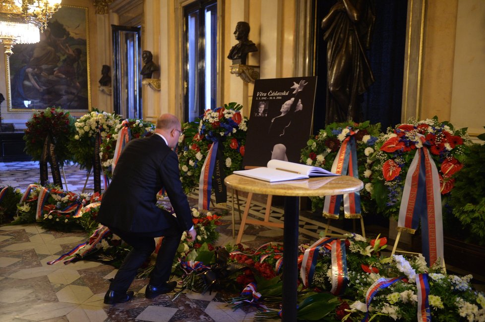 Premiér Bohuslav Sobotka na posledním rozloučení s Věrou Čáslavskou