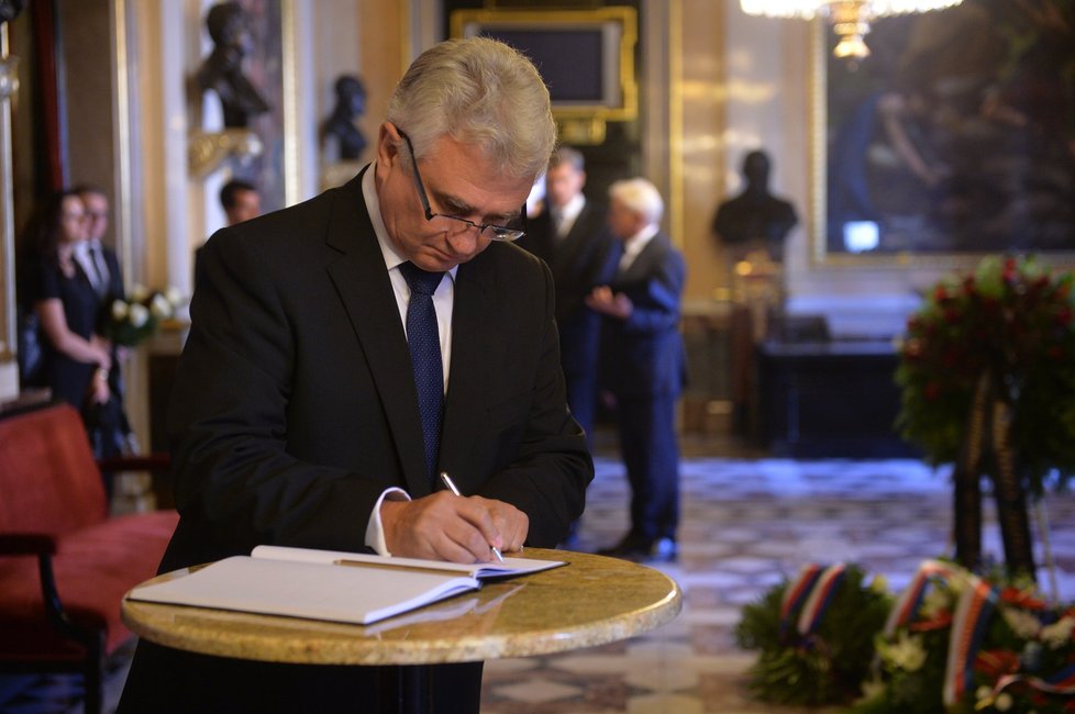 Předseda Senátu Milan Štěch na posledním rozloučení s Věrou Čáslavskou