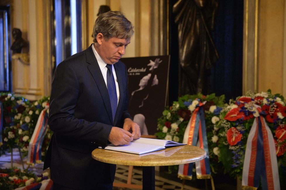 Ministr Jiří Dienstbier se přišel rozloučit s Věrou Čáslavskou do Národního divadla.