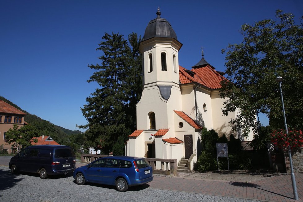 Do černošického kostela Nanebevzetí Panny Marie, chodila Věra Čáslavská pravidelně na mše.