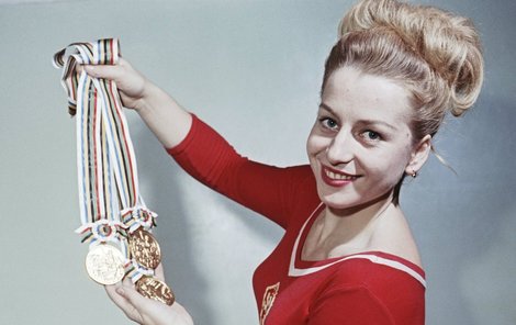 1964 Čáslavská se pochlubila medailemi, které získala na OH v Tokiu.