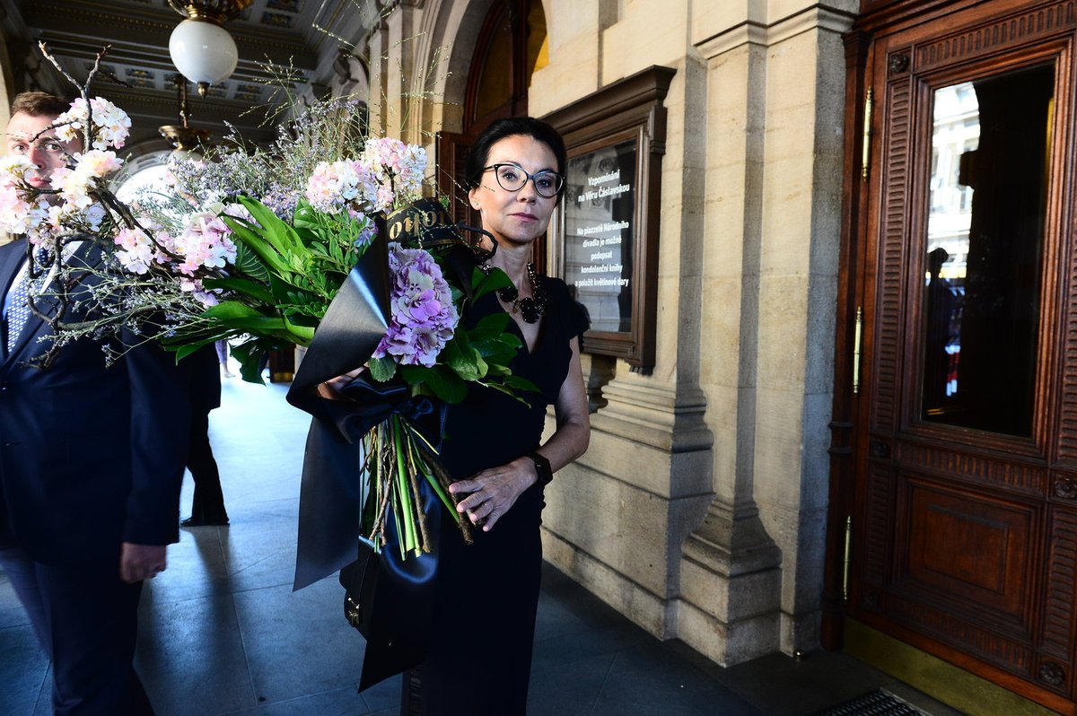 „Kdo podstoupí riziko, postaví se světu a čelí mu s odvahou, toho čeká obrovská odměna – sebeúcta,“ stálo na květině od Libuše Šmuclerové, šéfky vydavatelství CNC.