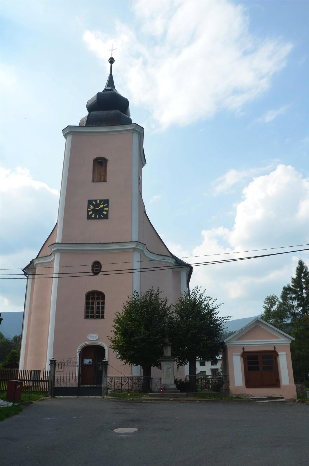 Kostelík v Bělé, před nímž farář provedl požehnání nad rakví s ostatky Věry Čáslavské.