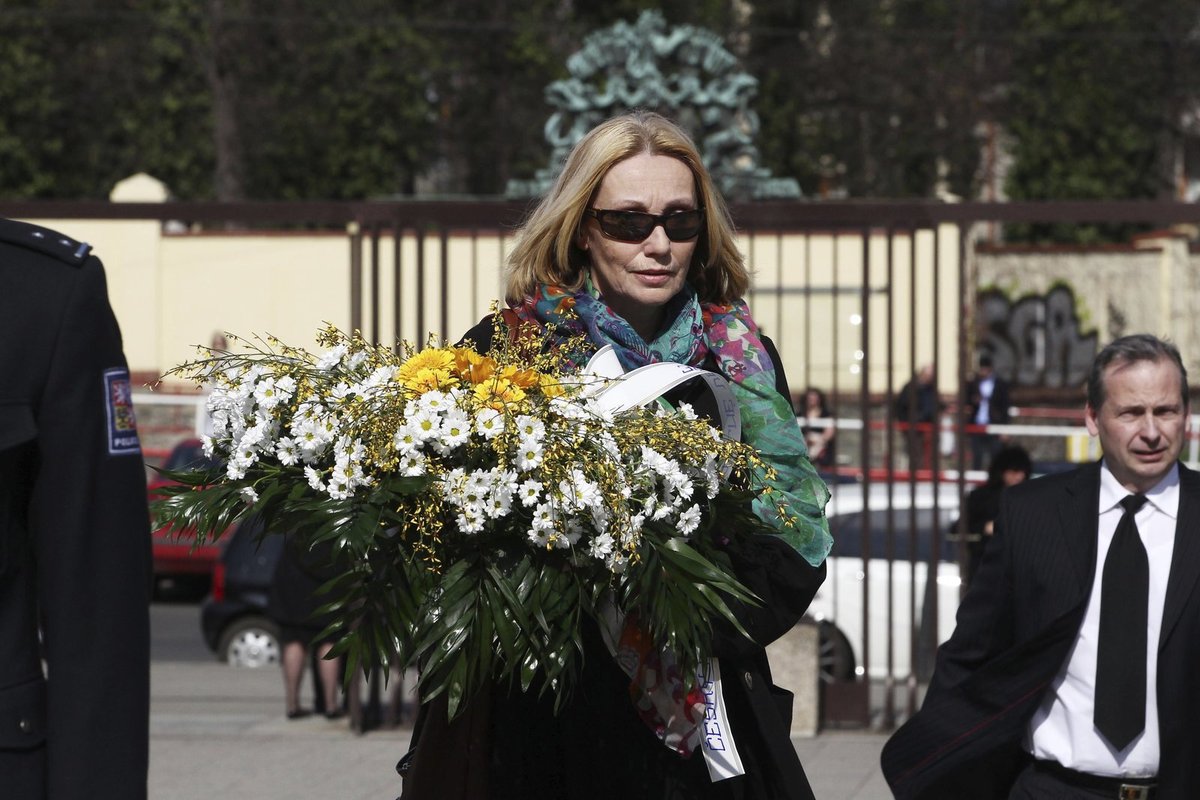 Olga Sommerová přinesla velkou kytici.