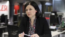 Eurokomisařka Věra Jourová (ANO) ve Studiu Blesk: Návrh komise není jen špatný. S automatickým přerozdělováním ale nesouhlasím.