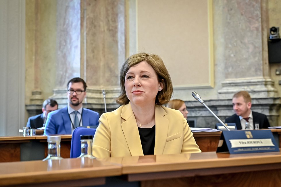 Eurokomisařka Věra Jourová na jednání vlády (13. 4. 2022)